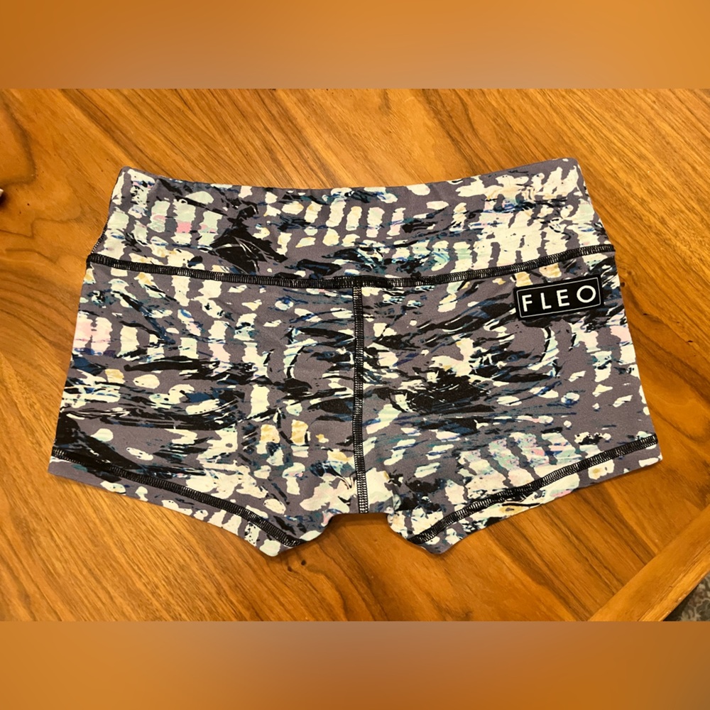 Fleo Mid Rise Shorts - Picture 2 of 3